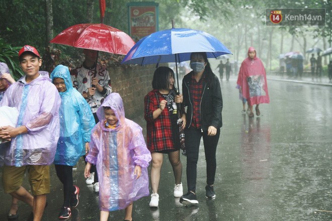 Nhiều bạn trẻ hồn nhiên mặc quần đùi, váy ngắn và tạo dáng phản cảm khi dự lễ Giỗ tổ Hùng Vương Nhiều bạn trẻ hồn nhiên mặc quần đùi, váy ngắn và tạo dáng phản cảm khi dự lễ Giỗ tổ Hùng Vương